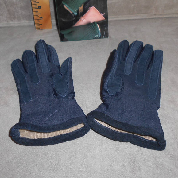 Aris Isotoner Women's Gloves Black Knit Lined 25791 Vintage NIB - Picture 3 of 6